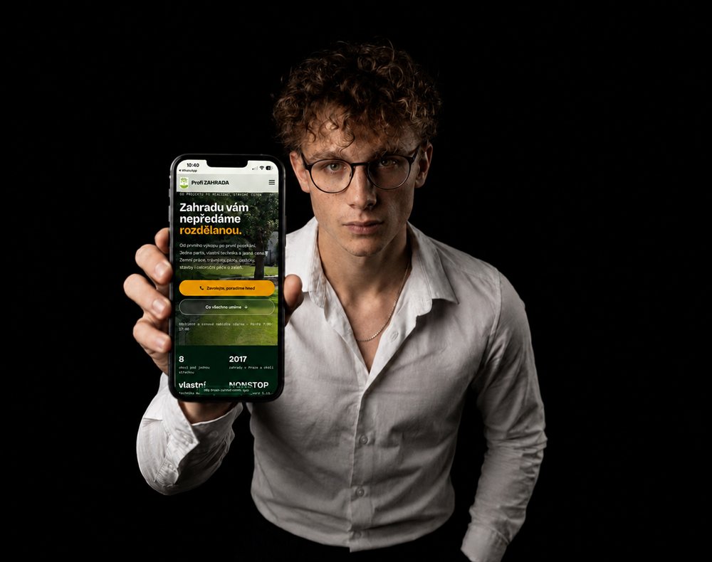Dominik Gaudník s ukázkou webu na telefonu